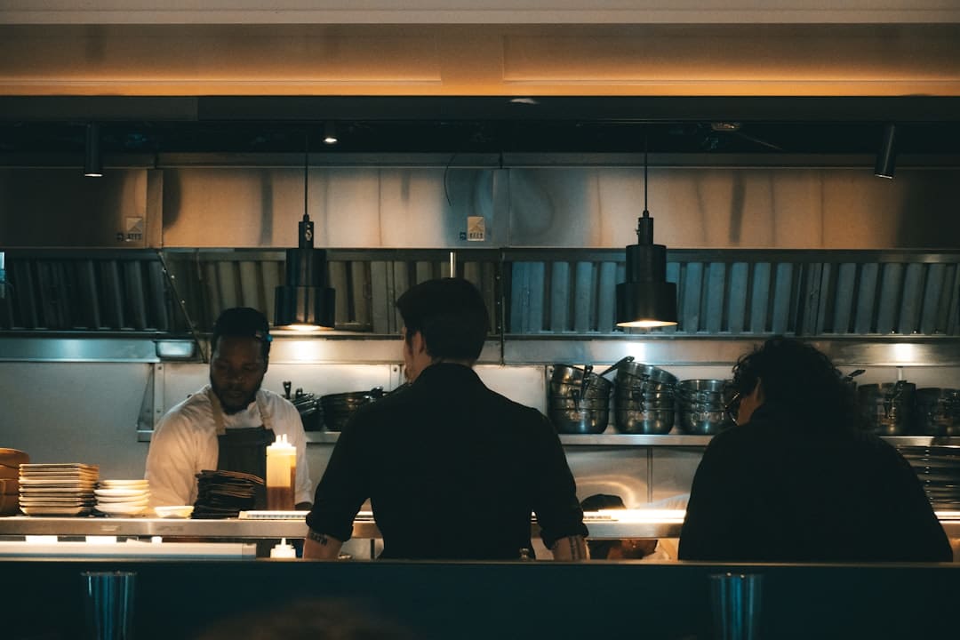 宋佳佟丽娅电影《轻于鸿毛》七夕定量点映 带上姐妹一同高兴动身